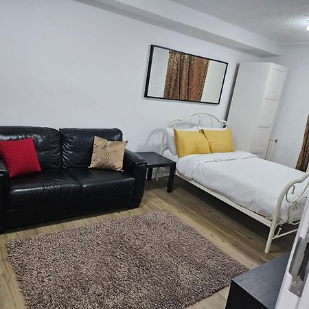 Charming 3-Bedroom Retreat With Modern Comforts South Ockendon المظهر الخارجي الصورة