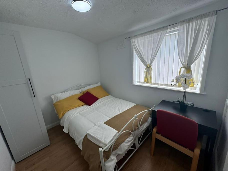 Charming 3-Bedroom Retreat With Modern Comforts South Ockendon المظهر الخارجي الصورة