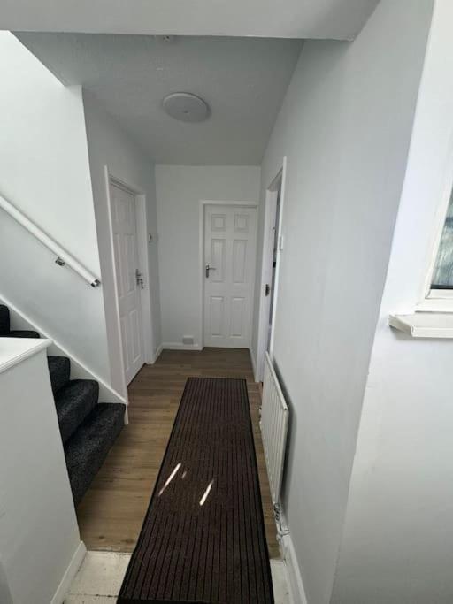 Charming 3-Bedroom Retreat With Modern Comforts South Ockendon المظهر الخارجي الصورة