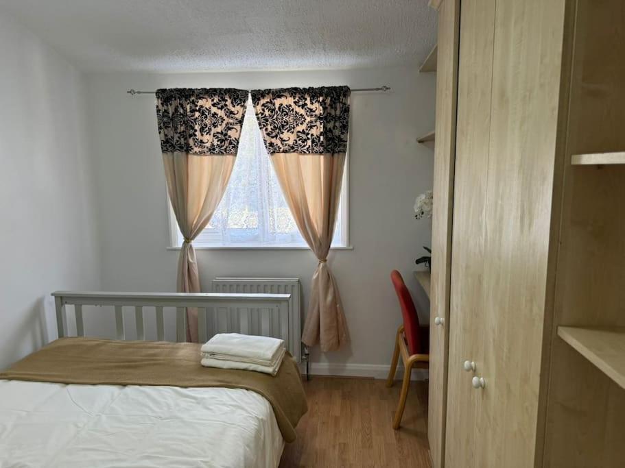 Charming 3-Bedroom Retreat With Modern Comforts South Ockendon المظهر الخارجي الصورة