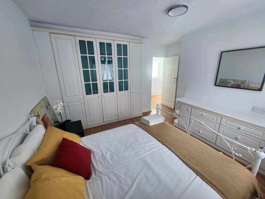 Charming 3-Bedroom Retreat With Modern Comforts South Ockendon المظهر الخارجي الصورة