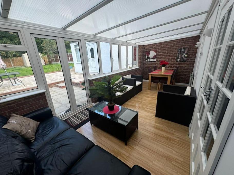 Charming 3-Bedroom Retreat With Modern Comforts South Ockendon المظهر الخارجي الصورة