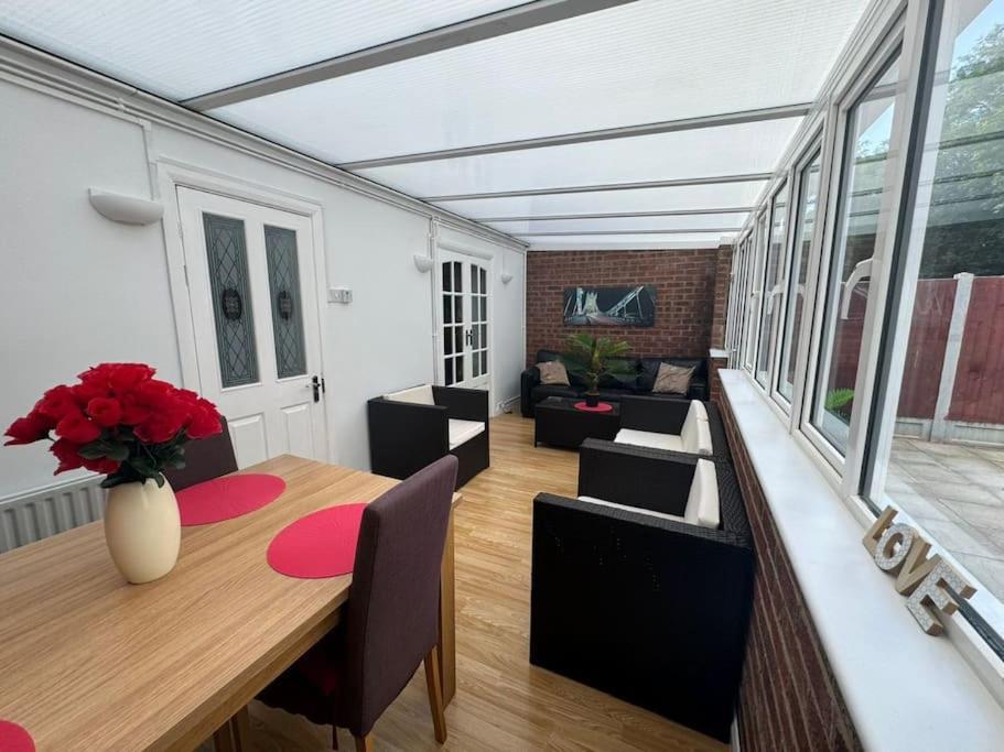 Charming 3-Bedroom Retreat With Modern Comforts South Ockendon المظهر الخارجي الصورة
