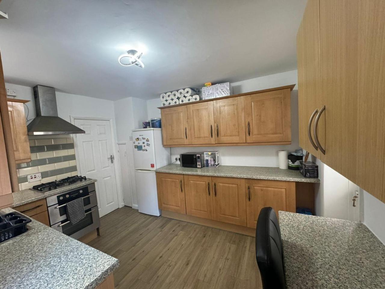 Charming 3-Bedroom Retreat With Modern Comforts South Ockendon المظهر الخارجي الصورة