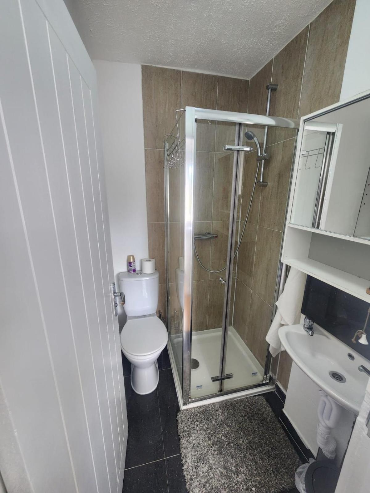 Charming 3-Bedroom Retreat With Modern Comforts South Ockendon المظهر الخارجي الصورة