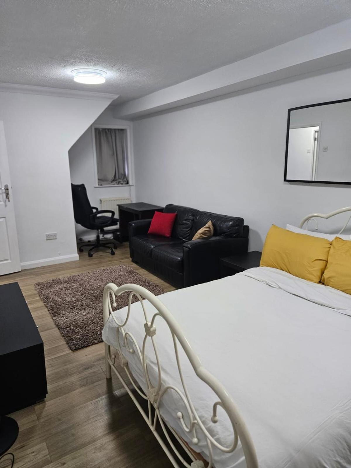 Charming 3-Bedroom Retreat With Modern Comforts South Ockendon المظهر الخارجي الصورة