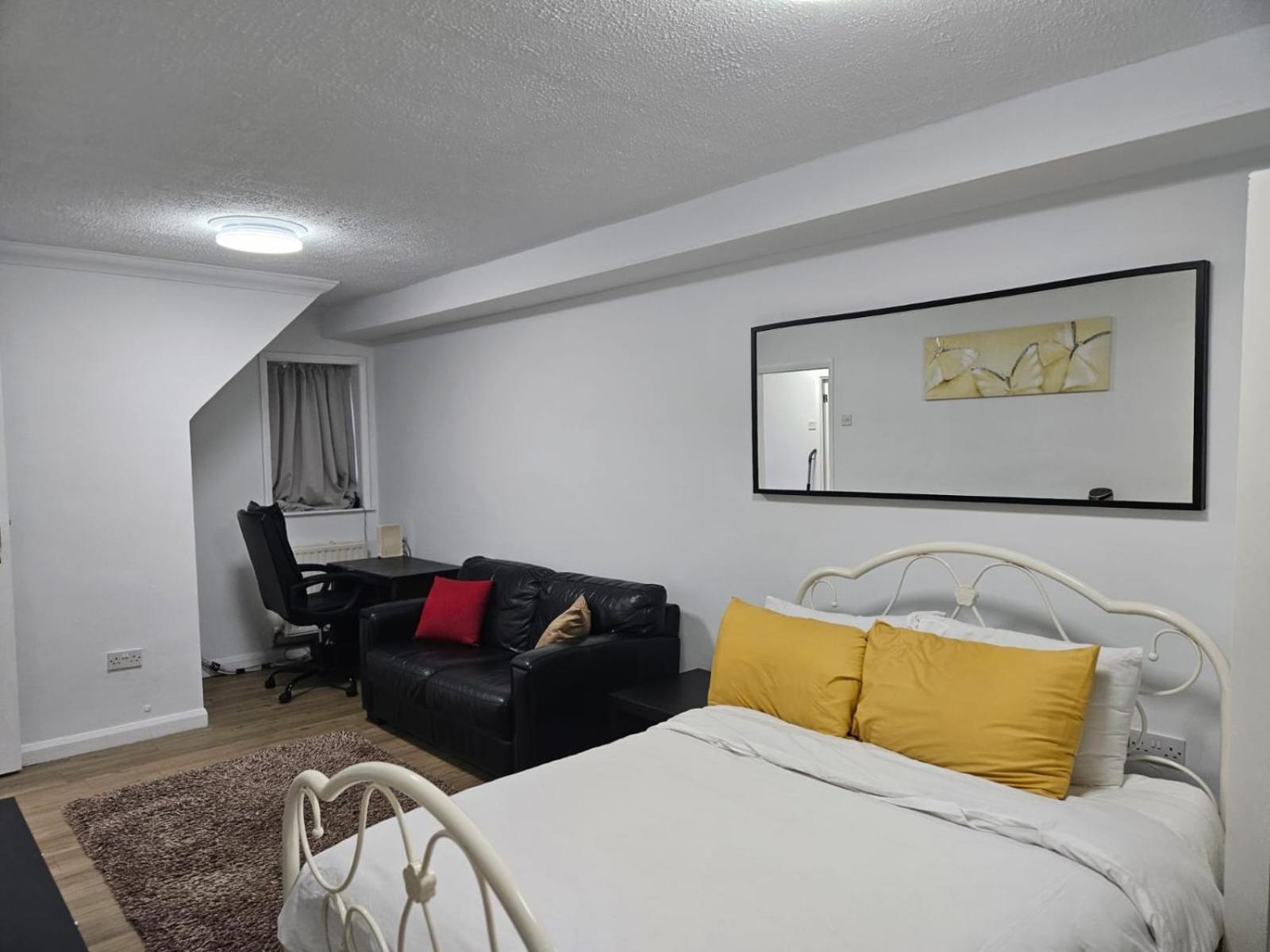 Charming 3-Bedroom Retreat With Modern Comforts South Ockendon المظهر الخارجي الصورة