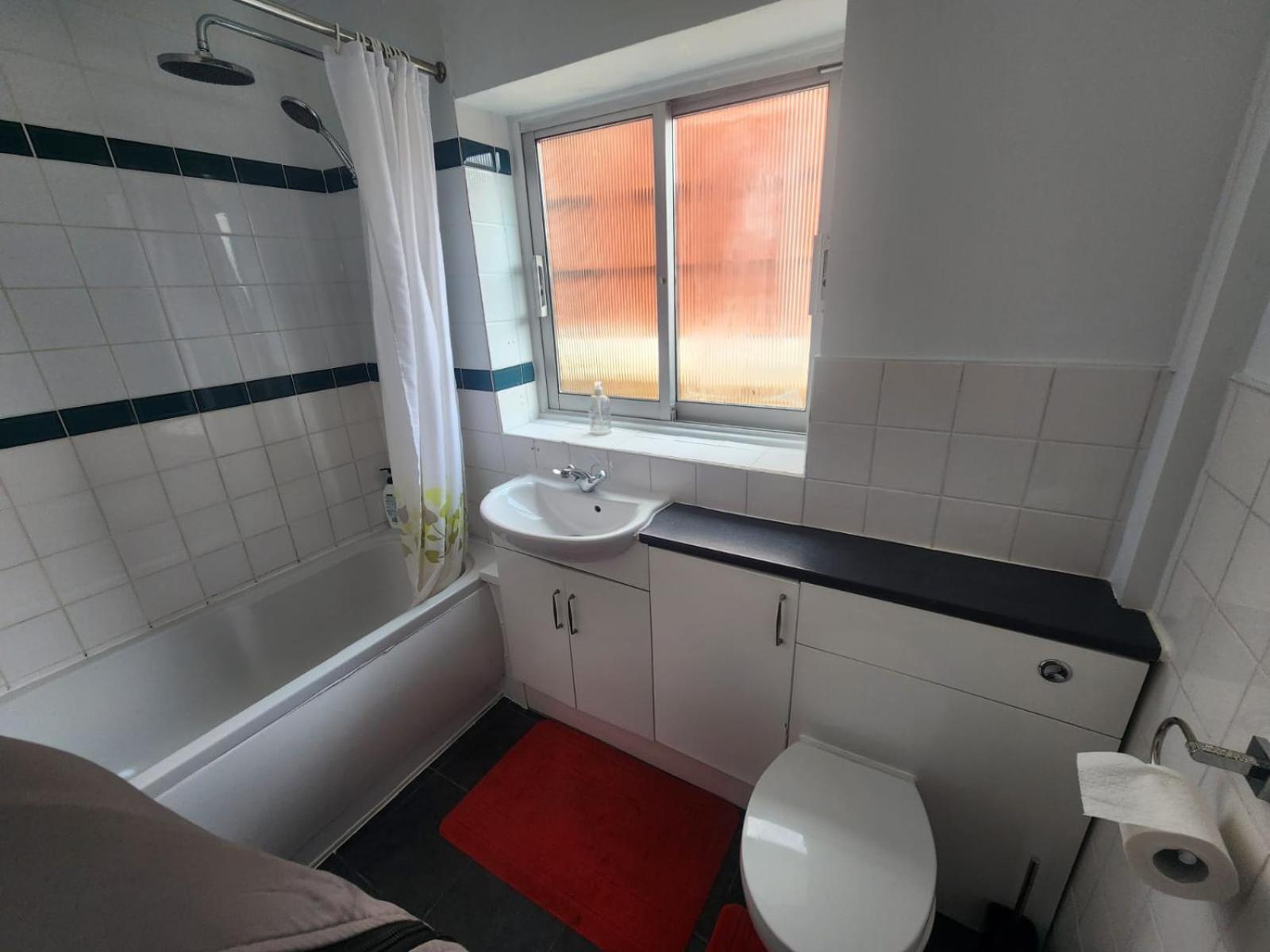 Charming 3-Bedroom Retreat With Modern Comforts South Ockendon المظهر الخارجي الصورة