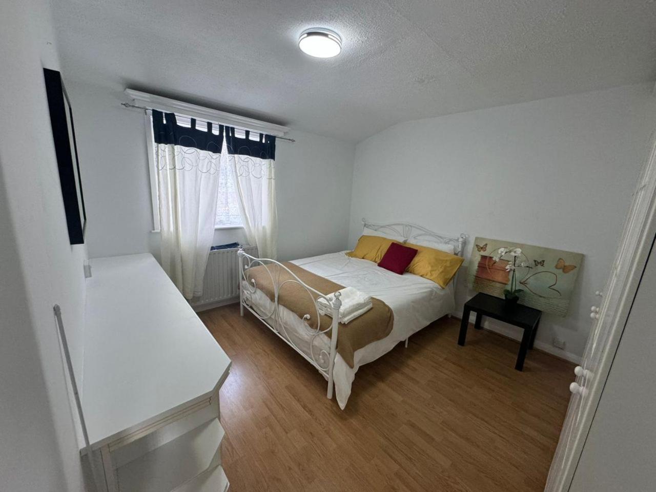 Charming 3-Bedroom Retreat With Modern Comforts South Ockendon المظهر الخارجي الصورة