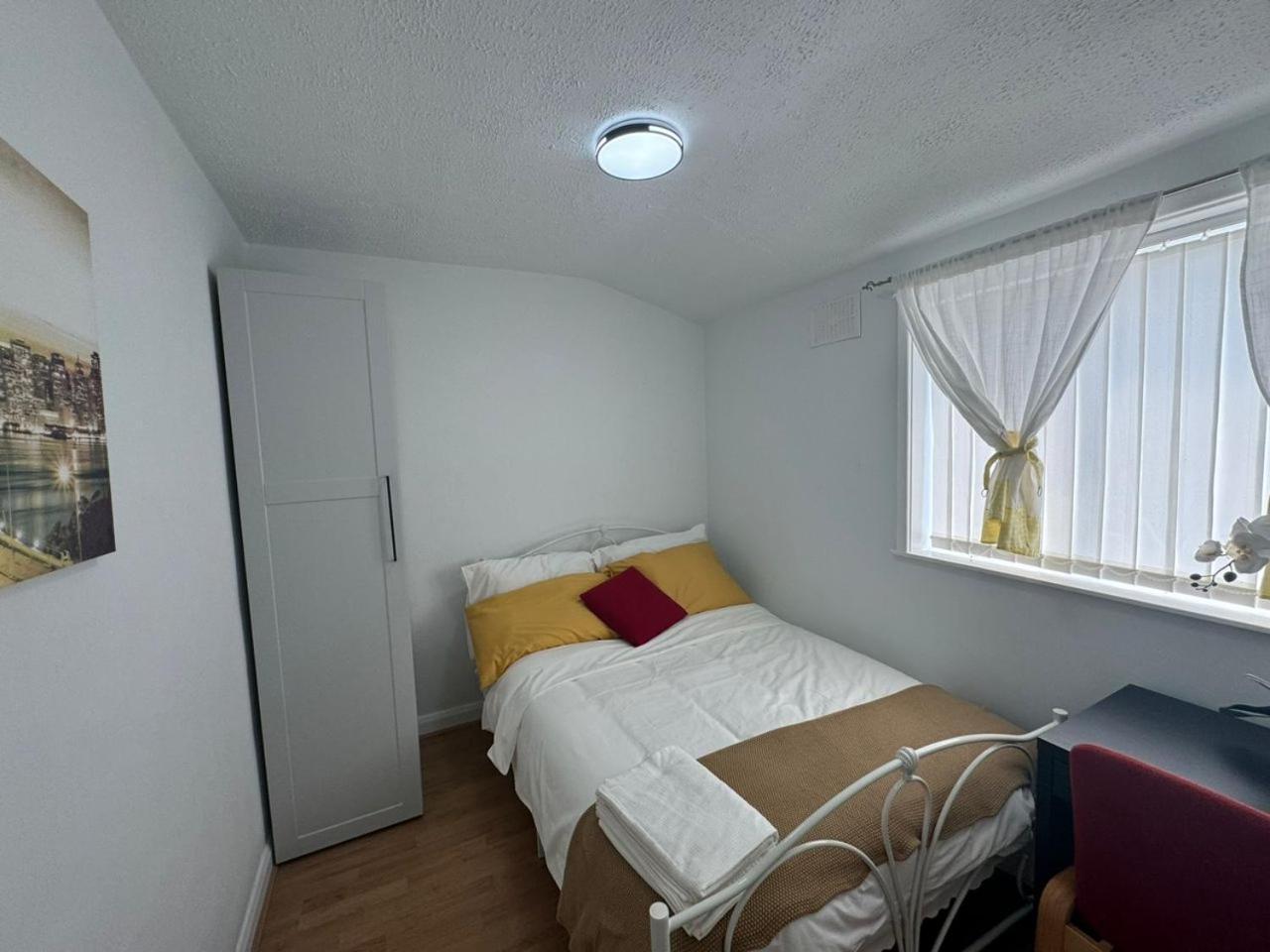 Charming 3-Bedroom Retreat With Modern Comforts South Ockendon المظهر الخارجي الصورة